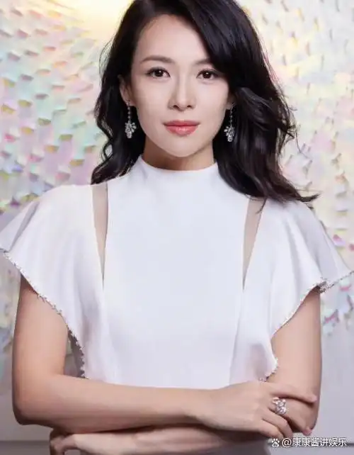 章子怡素颜大方出镜,肤色蜡黄干巴巴的,但老了不装看着自然舒服