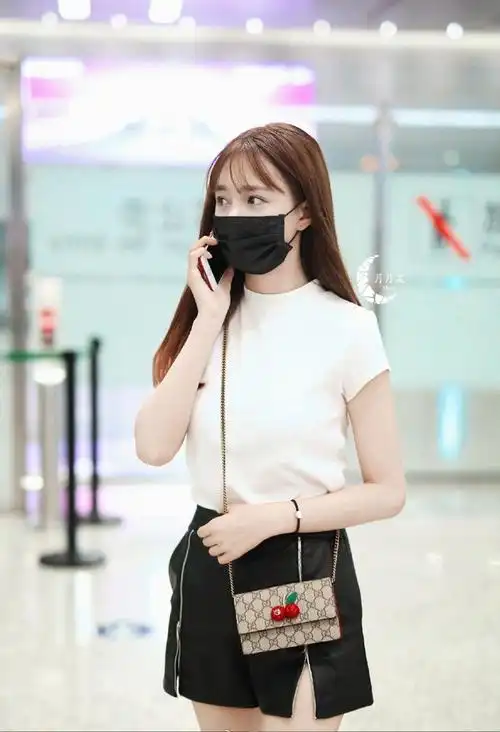 沈梦辰最新机场秀穿超短裙露大腿根,网友:怎么穿怎么淘宝模特