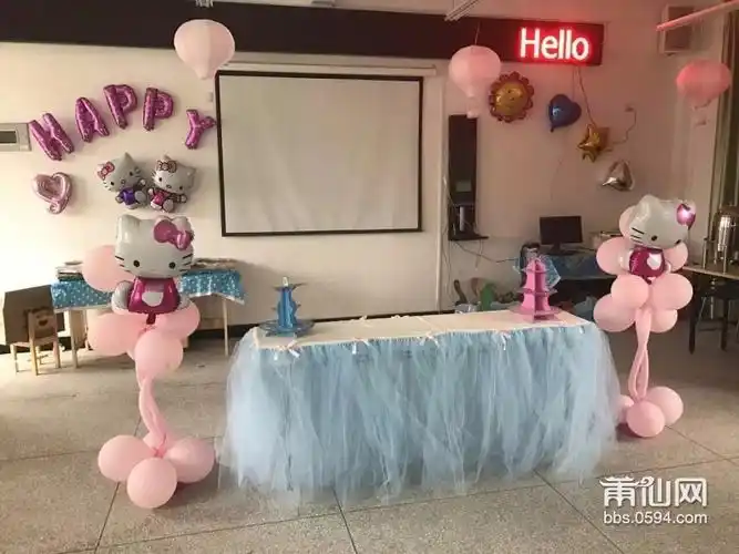 亲爱的老师们为我们布置hello kitty生日会场,真是好喜欢噢!