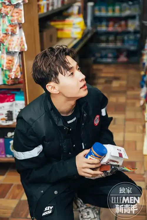 刘宪华纽约看秀玩转潮流元素型男切换运动风展时尚驾驭力