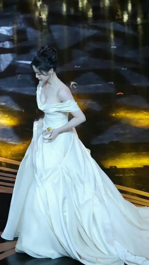 杨超越 08logo侵删.