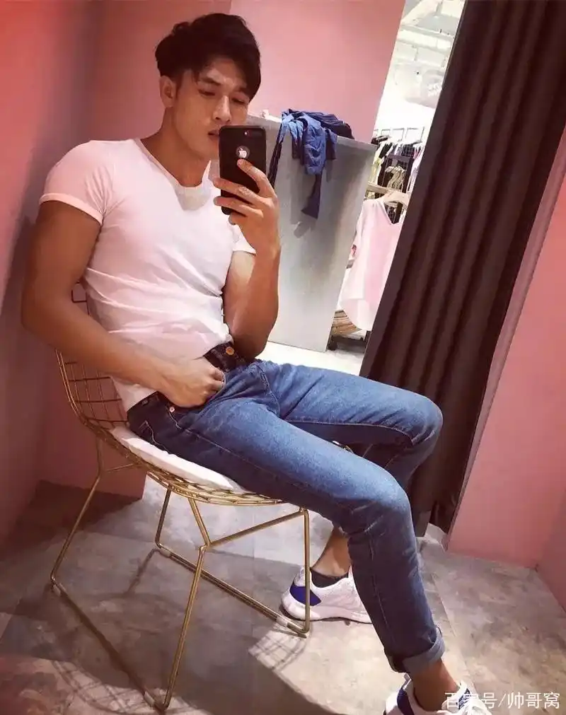 组图:身高178,体重150的帅气小哥哥,坐着拍照都这么棒,太酷!
