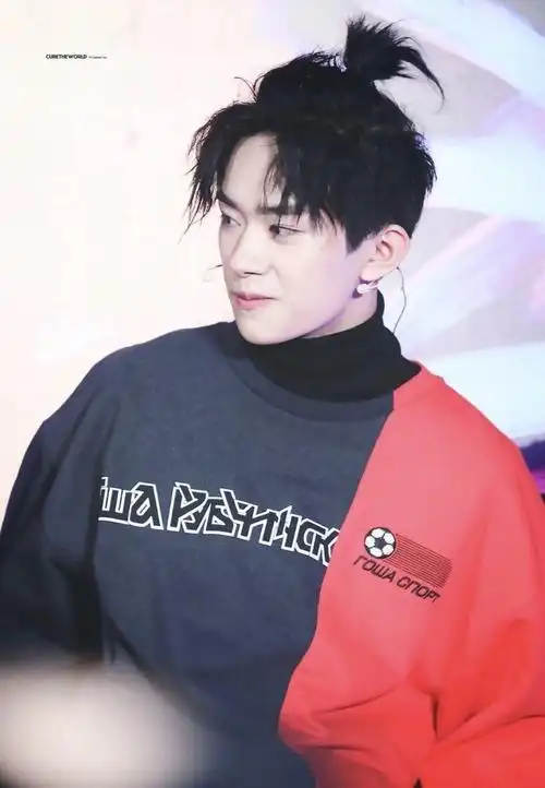 易烊千玺一改往日造型扎起朝天辫尽显雅痞气质展示梨涡杀