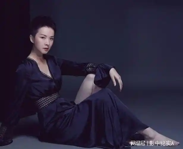 "抱狗丫鬟"被曝定居美国,今50岁回国"捞金",满脸爆痘不敢认|谢兰|演员