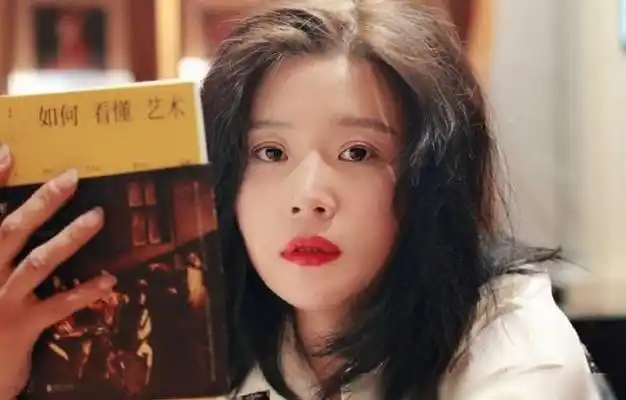 丁嘉丽之女胡琳娜在父母离异的阴影中长大今36岁不敢结婚