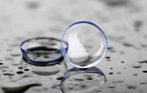 镜片下气泡的形成主要是由以下两个原因:1.