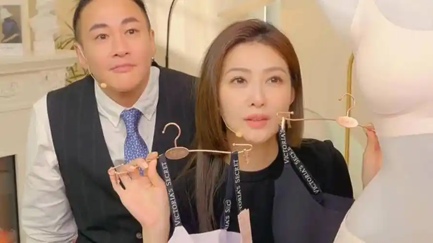 何润东给老婆当人形背板,合体直播捞金人气旺!_明星_夫妇_夫人