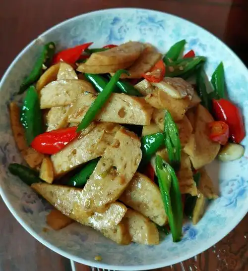 家常菜:肉卷炒青椒的做法,简单好吃又下饭!