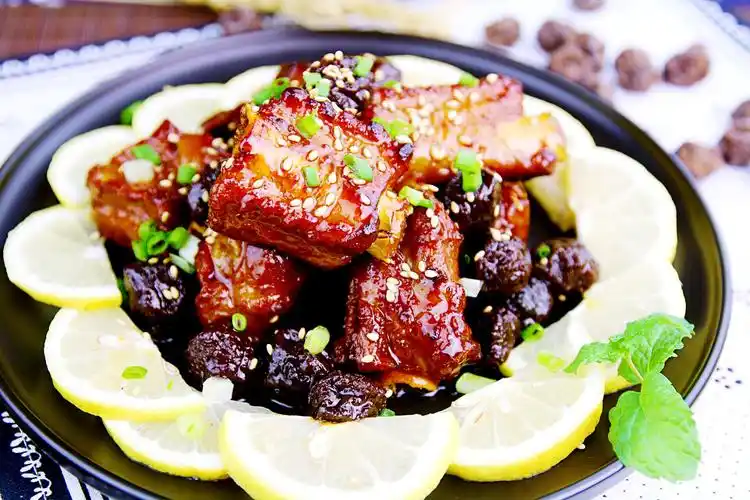 煮至收汁即可出锅,一道口感细腻,肉质鲜嫩的美味家常焖黄花鱼就做好啦