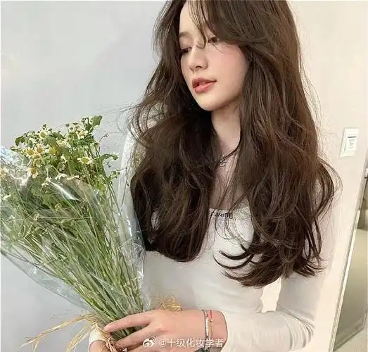 自然纹理烫发,其独特的魅力和优雅的气质,让人无法抗拒.