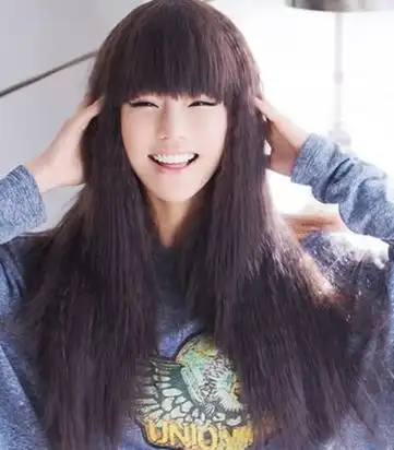 发尾的头发则比较轻盈,女生玉米须烫发发型,用永久性的烫发完成就好