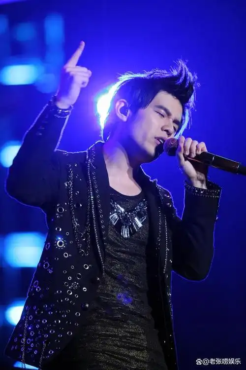 在9月13日这个特殊的日子,华语乐坛的天王周杰伦和他的妻子昆凌,分别