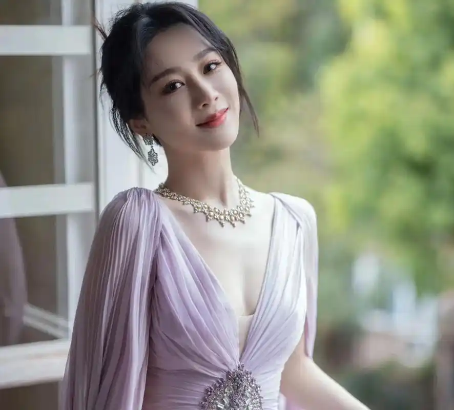 多种穿法灵活运用,展现不同风格.[原文:杨紫深v薄纱连衣裙秀事业.