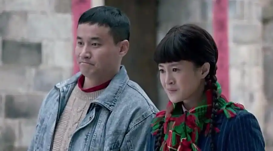 鸡毛飞上天:陈江河重新回到陈家村,见到养父陈金水下跪痛哭