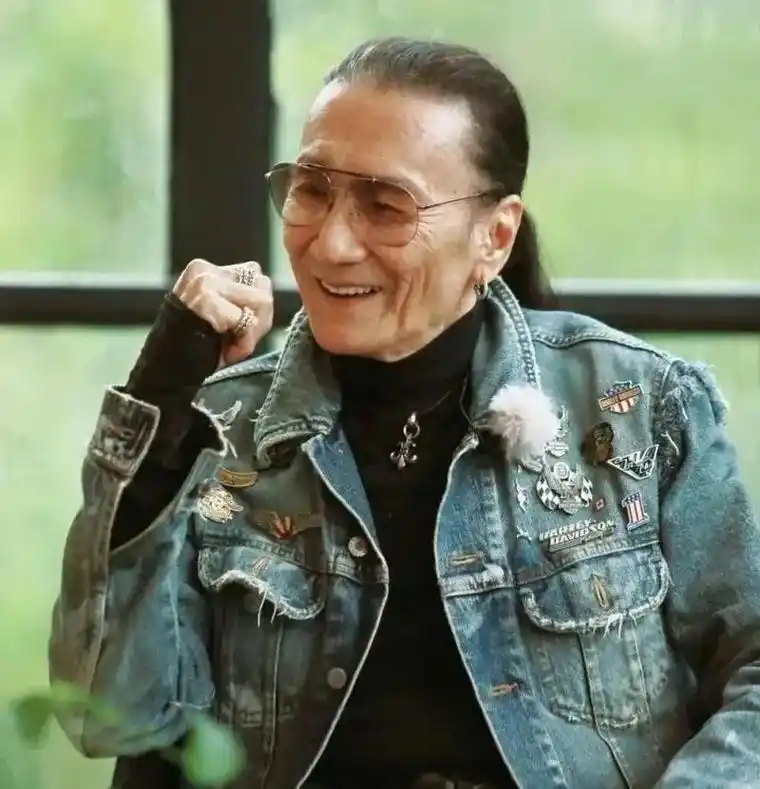 87岁谢贤操劳过度患重病,突然瘫痪紧急入院?谢霆锋回应了