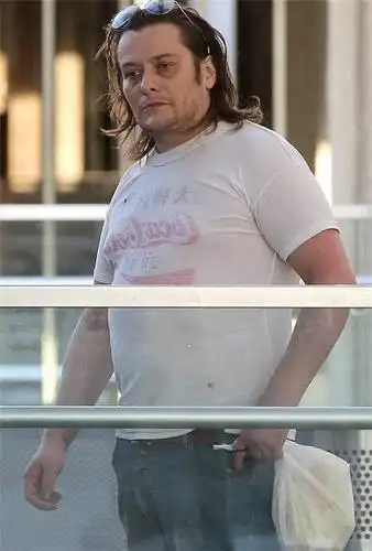 终结者黑暗命运爱德华弗朗星回归酗酒吸毒变凸腩大叔