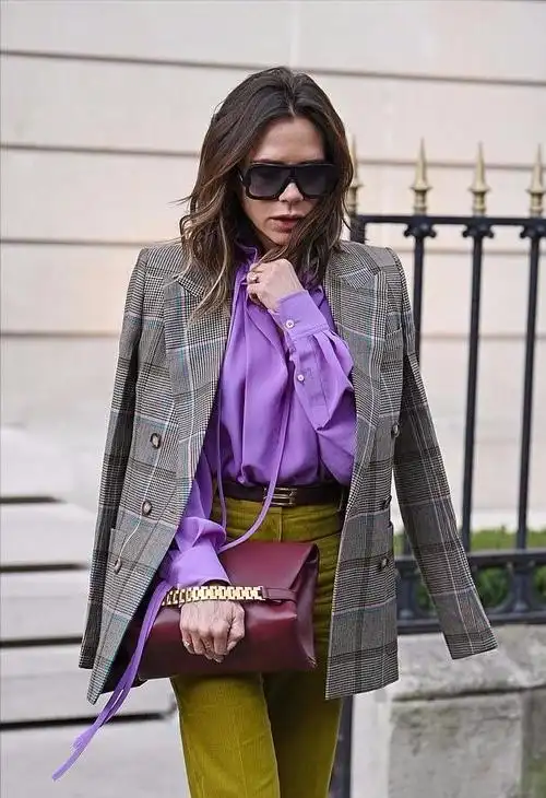 47岁贝嫂肩披西装帅气出街紫衬衫配黄裤子真高调女王气场绝了