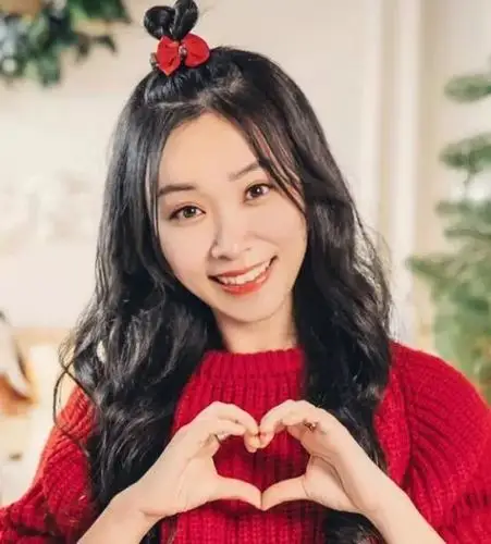 曾任《音乐前线》,《in地带》,《天地英校园行》等节目主持,参与多部