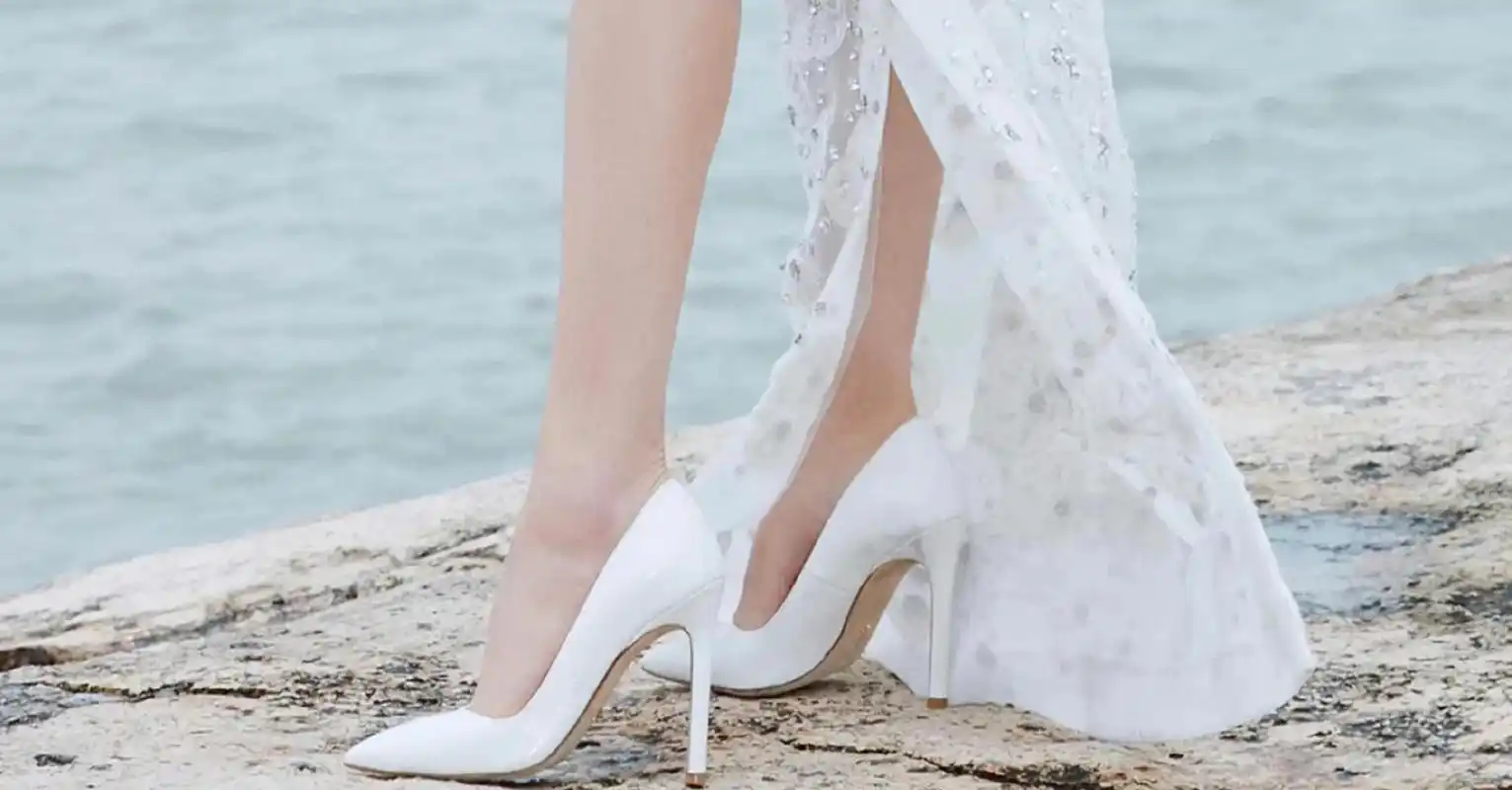 女神佟丽娅美脚与高跟鞋的海边美图[烟花][烟花] #头条创作挑战赛