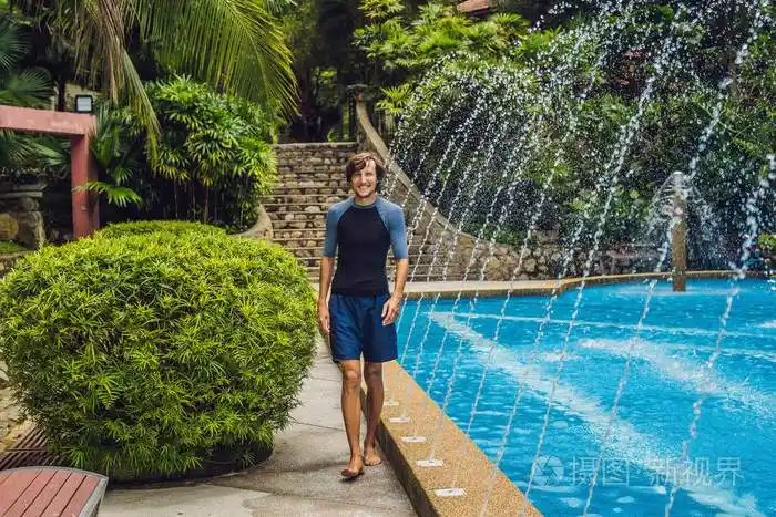 游泳教练在泳池边游泳的衣服