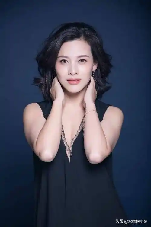 傅淼淡雅,章涛帅气,她撞脸师妹海清,这7位实力演员何时被发现_武笑羽