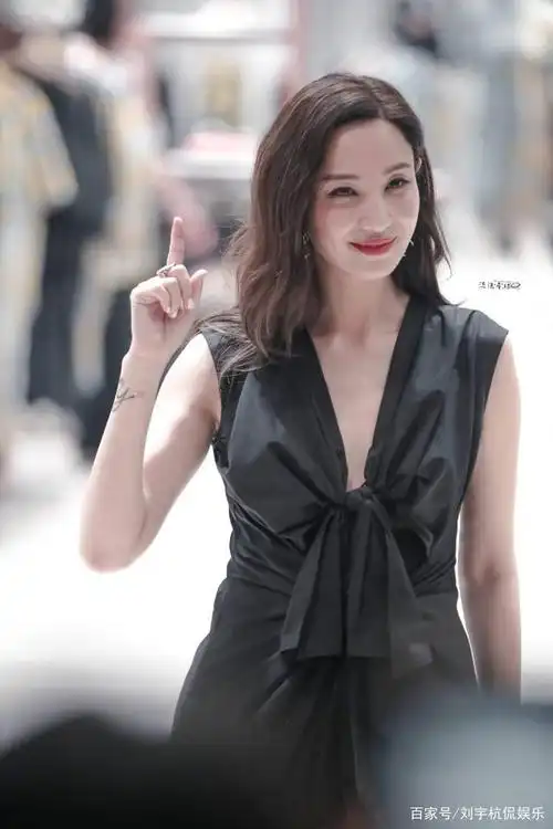 郑希怡穿深v连体裤上围傲人 笑容甜美气质又撩又飒