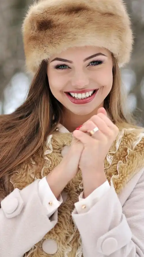 冬季女孩幸福的微笑 iphone 壁纸