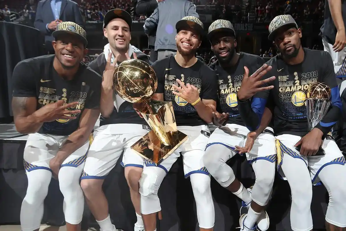 正是在这样的风气下,杜兰特在2016年选择投敌勇士,与库里等人组成了四