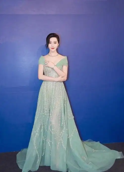 范冰冰又搞幺蛾子穿金色礼服不行还要在肩膀上扛朵花