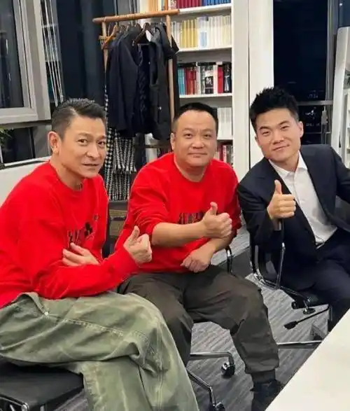 天王刘德华现身与辉同行的直播间做客,全场尬聊人气低迷_内容_网友