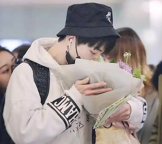 肖战捧花照片:温柔本身