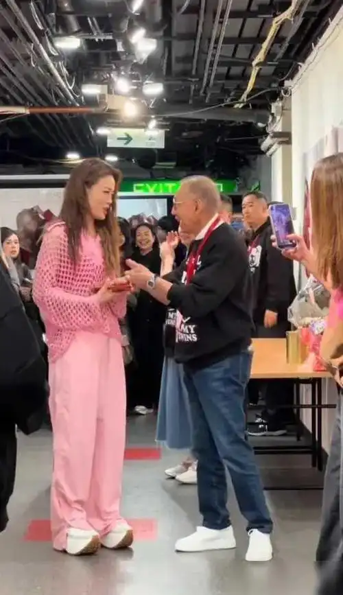 杨受成给容祖儿发红包合影姿势暧昧老婆在旁看着笑