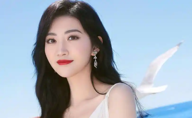 景甜:出道就是"大佬"级别为她作配,成龙甄子丹等都曾为她配戏_王思聪