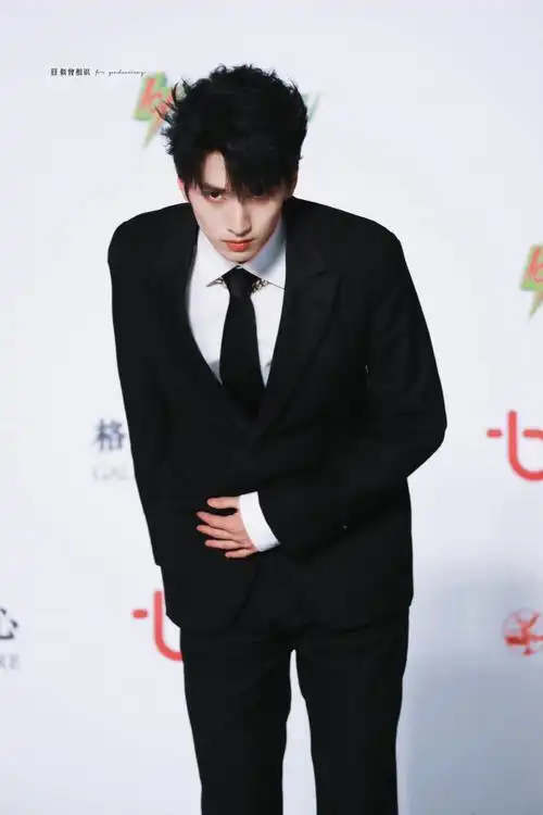 没有人能逃得过穿西装的严浩翔#严浩翔##严浩翔 极限挑战