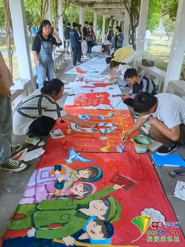 高校将劳动教育融入党史学习教育 学生在百米长卷上书写建党百年祝福