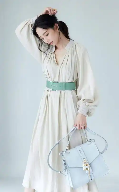 张钧甯身材比例太好了,一袭黑色花瓣u领裙亮相,大长腿我酸了_时尚