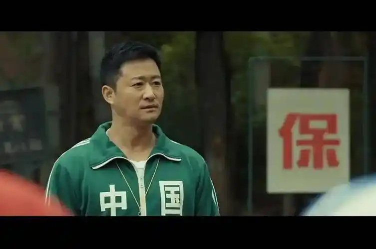 最近几个月,中国表情包界天降紫微星,吴京穿着一件绿色