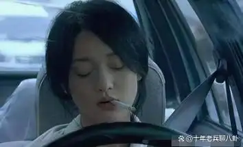 被称为"烟鬼"的几位女星,周冬雨烟不离手,刘亦菲14岁就会抽烟