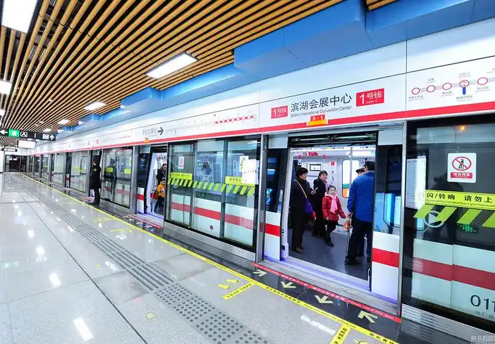 2016年12月15日,市民试乘合肥地铁1号线.图/视觉中国