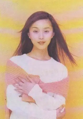 范冰冰17岁旧照曝光,五官精致面容青涩