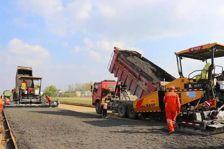 路面施工水稳摊铺过程中的注意事项