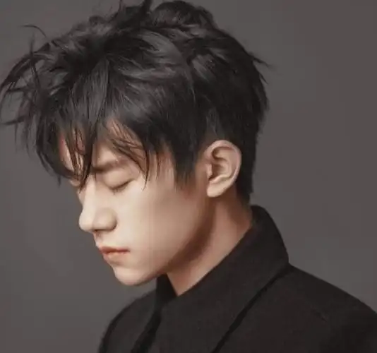 易烊千玺扎麻花辫,放大镜头发际线粉太真实,粉丝这次无法辩解