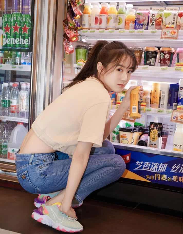 凭借琉璃大火的袁冰妍穿搭少女感超强卫衣百变搭配真俏皮