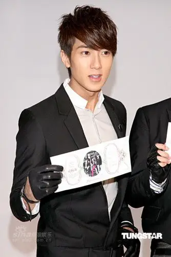 图文:飞轮海拍摄新专辑宣传照--吴尊劲酷皮手套