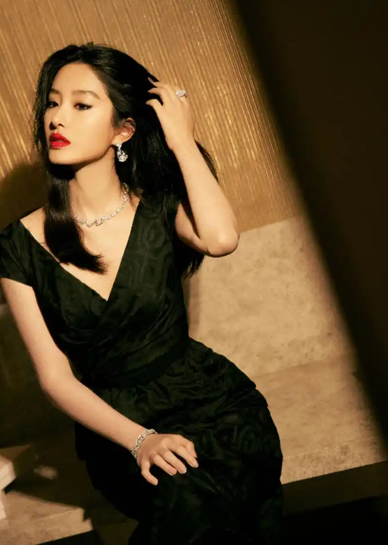 大家好,今天给大家带来杨采钰的一组美照,绝对让你们眼前一