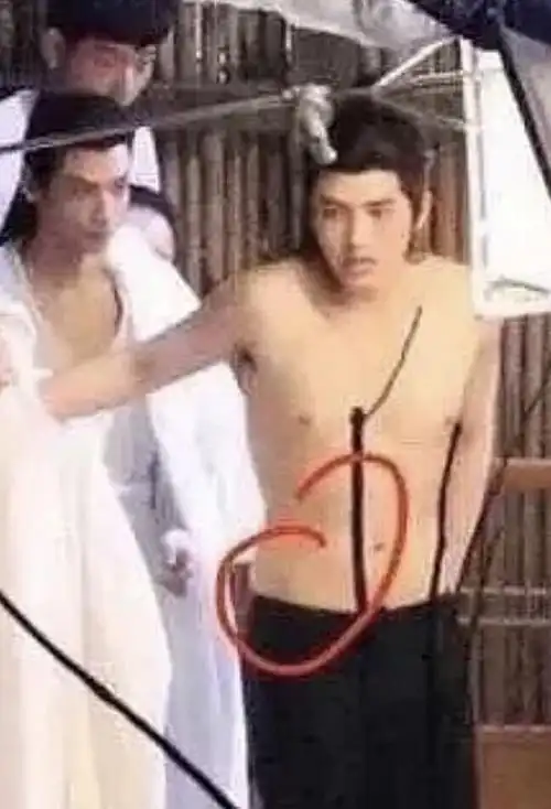 20岁陈飞宇路透似大叔,身材发福显油腻,被指越来越像父亲陈凯歌|腹肌