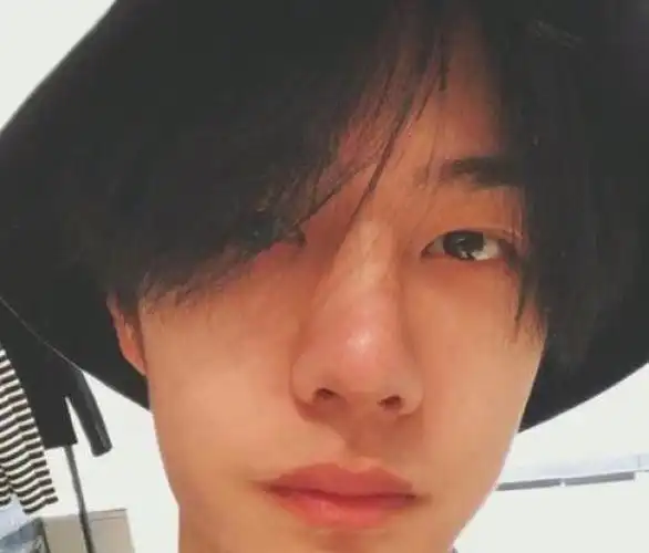 王一博"黑化"眼妆有多浓看到卸妆后的样子,网友还是画上吧