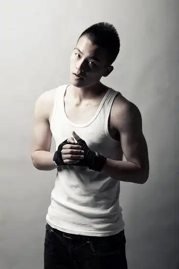 热血男儿欧豪《假动作》唱出刚韧深情(图)