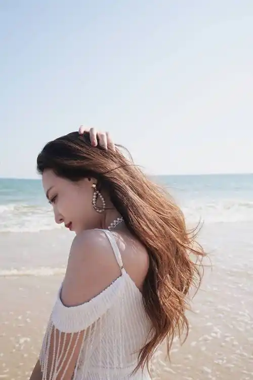 左岩海边写真曝光 一袭气质白裙素雅清新