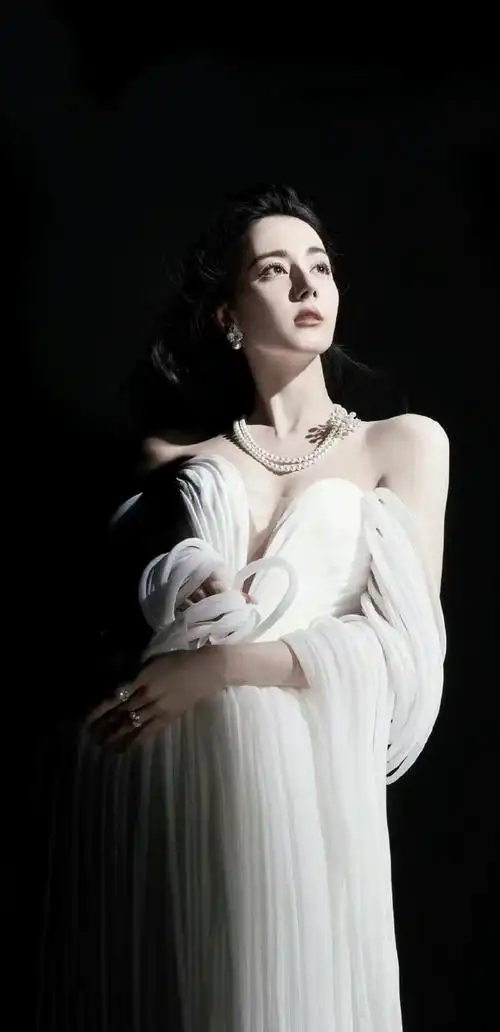 迪丽热巴封面 捂胸